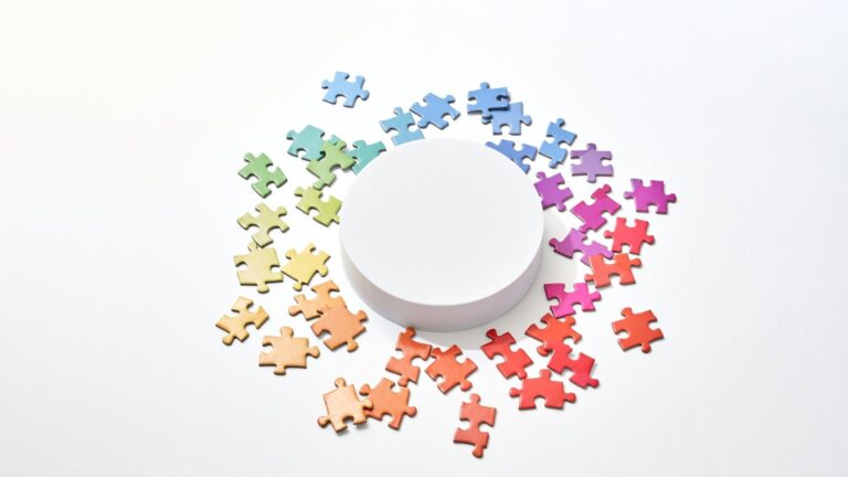 Un insieme di pezzi di puzzle ordinati attorno a una forma geometrica