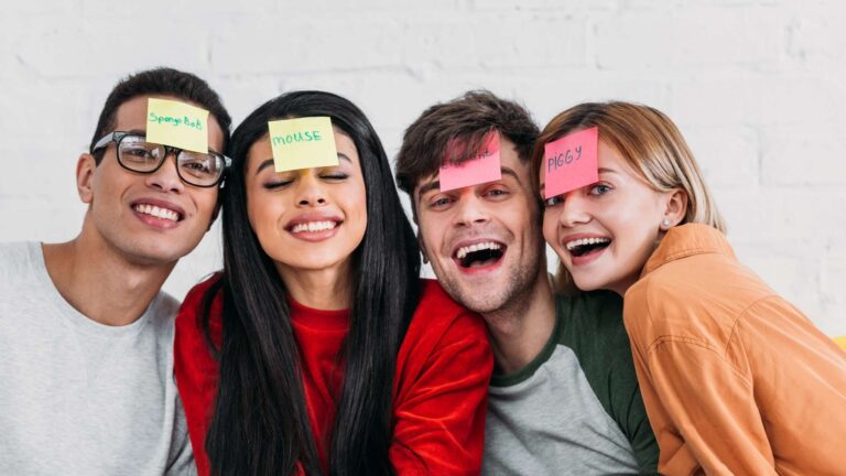 Quattro persone con un post-it che indica il loro nickname online